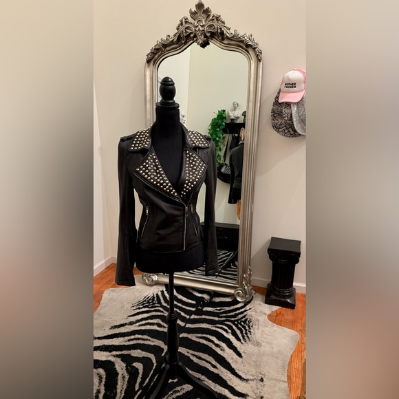 FOREVER 21 LEATHER STUDDED JACKET ♥︎
• RARE PIECE • GOLD SPIKES • QUALITY • - Picture 3 of 12